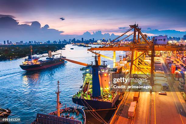 cargo ship in the harbor at sunset . - scheepsromp stockfoto's en -beelden