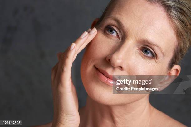 ela irá ser bonita para sempre - pele humana imagens e fotografias de stock