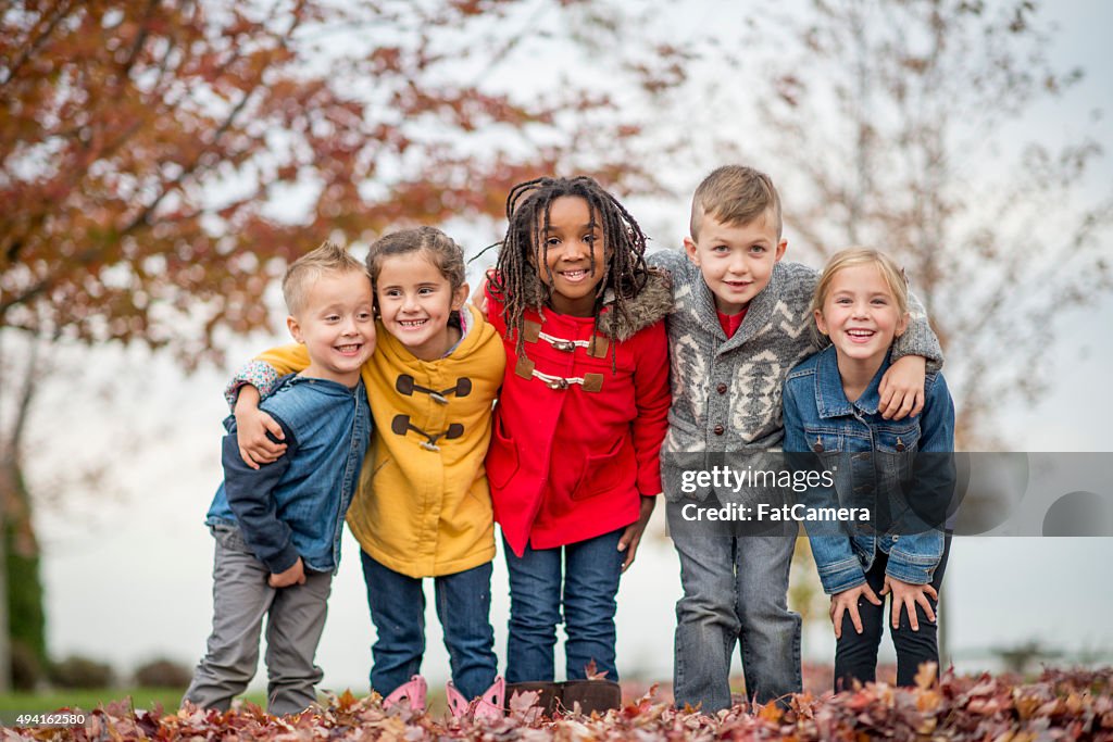 Enfants debout ensemble dans une rangée sur le parc