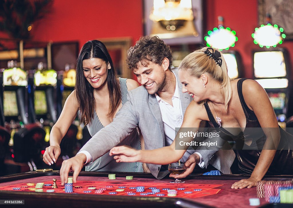 Junge Menschen spielen roulette im casino