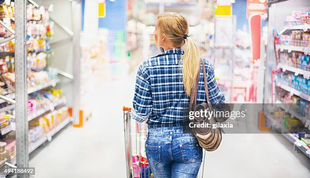 frau einkaufen im supermarkt. - supermarktgang stock-fotos und bilder