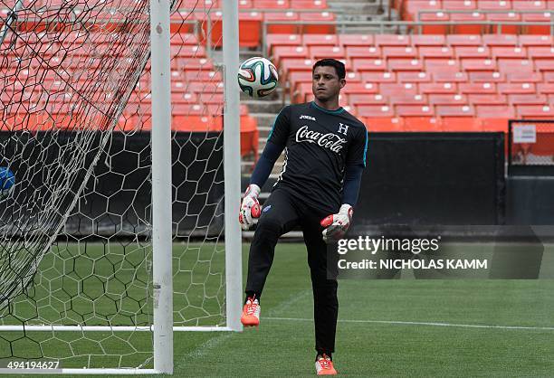 Honduras national team goalkeeper Noel Valladares juggles a ball during a training session in Washington on May 28, 2014 on the eve of a World Cup...
