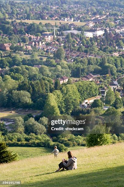 mother and child playing in meadow england - surrey engeland stockfoto's en -beelden