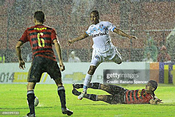 Ferron of Sport Recife battles for the ball with Tinga of Gremio during the Brasileirao Series A 2014 match between Sport Recife and Gremio at Ilha...