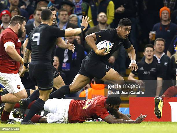 Julian Savea of the New Zealand All Blacks scores a try during the 2015 Rugby World Cup Quarter Final match between New Zealand and France at the...