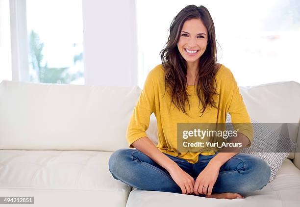 assunzione di un carico di questa settimana - woman home sit foto e immagini stock