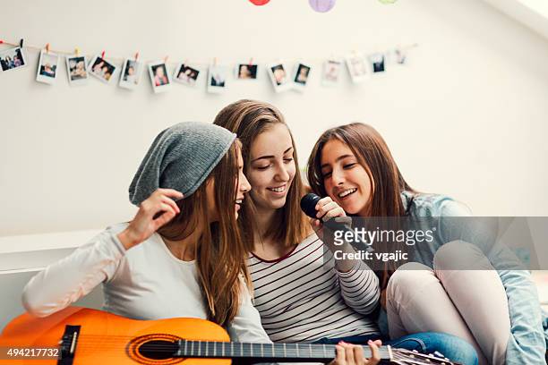 teenager-mädchen mit karaoke-party. - karaoke anlage stock-fotos und bilder