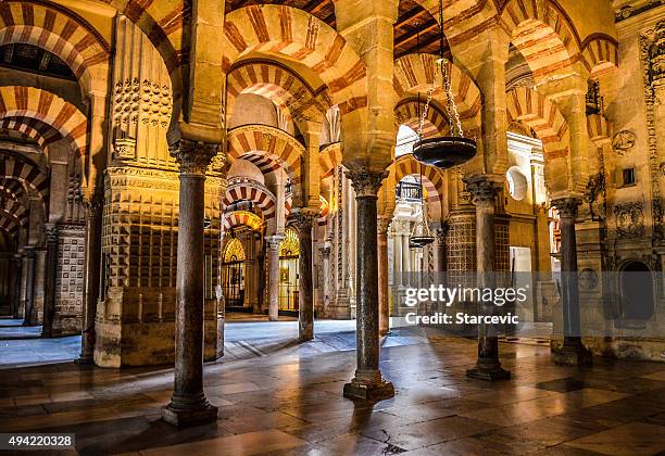 maurische bögen im stil der mezuita in cordoba, spanien - cordoba mosque stock-fotos und bilder