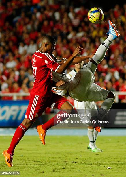 Alejandro Peñaranda of America de Cali fights for the ball with Luis Becerra of Llaneros during a first leg semi final match between America de Cali...