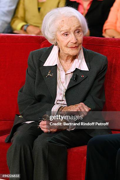 Actress Gisele Casadesus, who will be 100 years old the June 14 presents her book "Cent ans, c'est passe si vite..." at the 'Vivement Dimanche'...