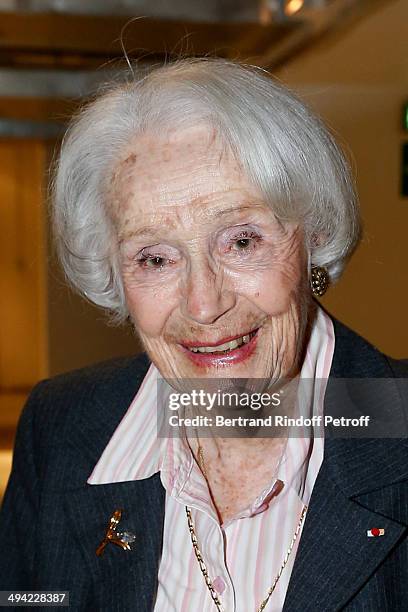 Actress Gisele Casadesus, who will be 100 years old the June 14 presents her book "Cent ans, c'est passe si vite..." at the 'Vivement Dimanche'...