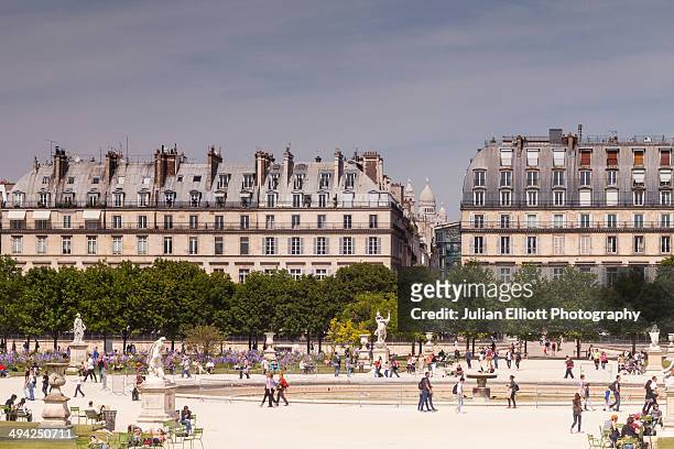 jardin des tuileries in the city of paris. - tuilerieën tuin stockfoto's en -beelden