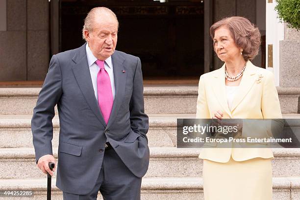 King Juan Carlos of Spain and Queen Sofia of Spain wait to president of Panama Ricardo Martinelli and wife Marta Linares at Zarzuela Palace on May...