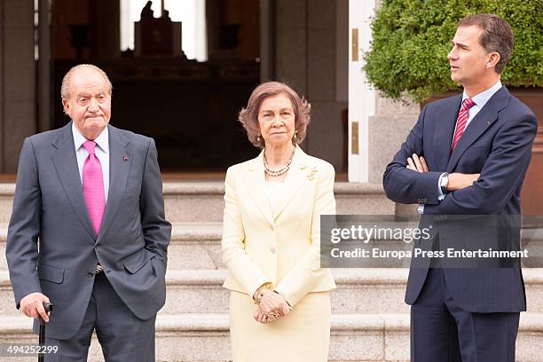 King Juan Carlos of Spain, Queen Sofia of Spain and Prince Felipe of Spain wait to president of Panama Ricardo Martinelli and wife Marta Linares at...