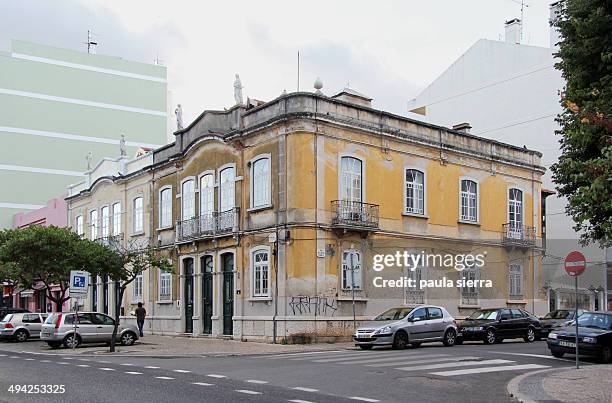 Yellow building in any street of Setúbal. The building is in te crossing of two streets: "Avenida Combatentes da Grande Guerra" and "Rua Doutor Alves...