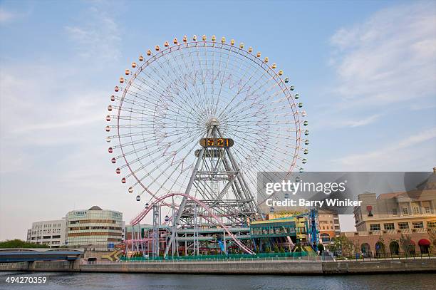 ferris wheel and amusement park - yokohama imagens e fotografias de stock