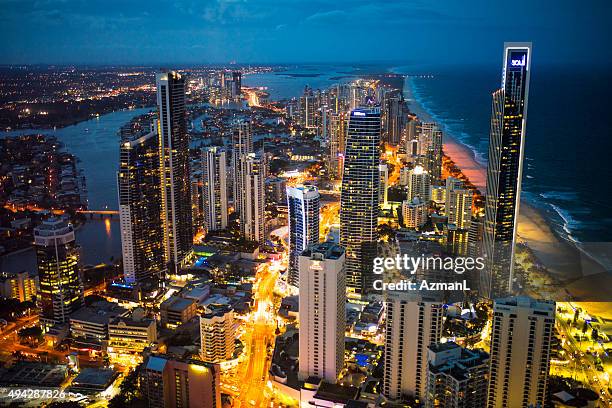 gold coast stadt bei nacht - gold coast skyline stock-fotos und bilder