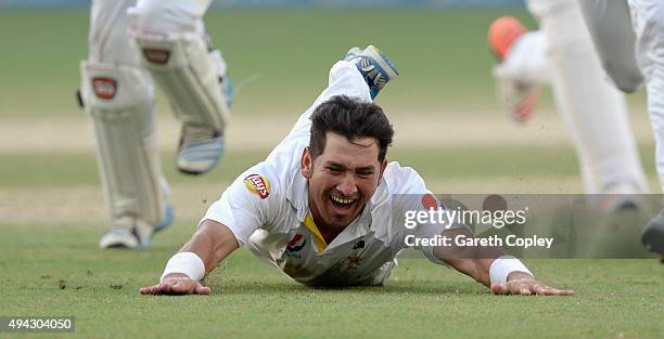 Yasir Shah of Pakistan celebrates dismissing Adil Rashid of England to win the 2nd test match between Pakistan and England at Dubai Cricket Stadium...