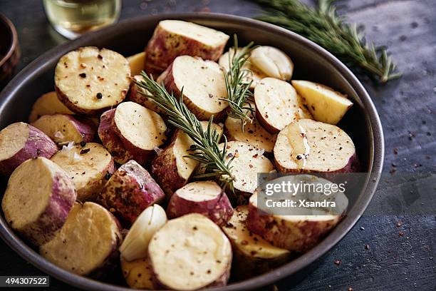 sweet potato with rosemary - zoete aardappel stockfoto's en -beelden