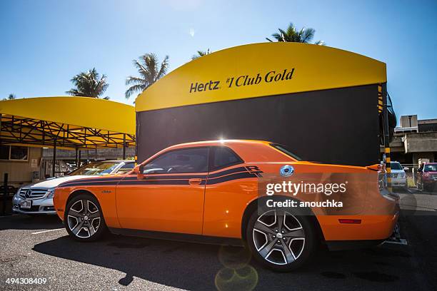 orange dodge challenger estacionado próximo a hertz escritório de aluguel - hertz car - fotografias e filmes do acervo