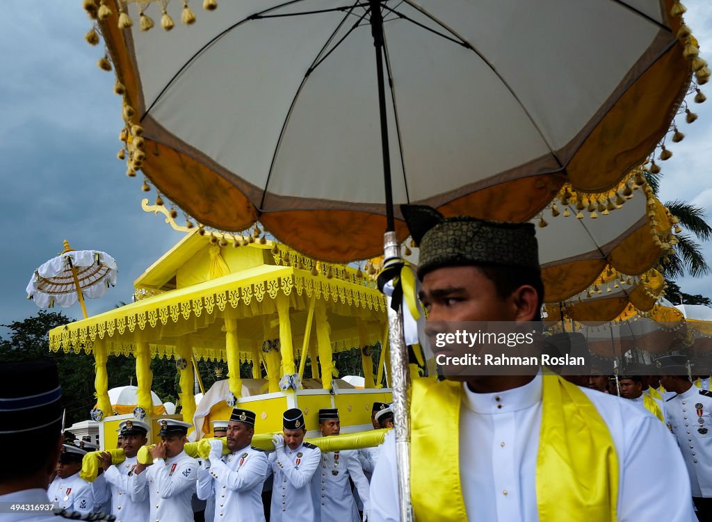 Perakians Gather To Mourn Passing Of Sultan Azlan Shah
