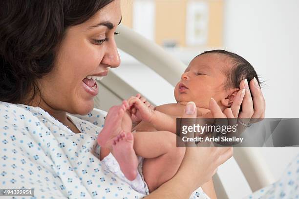 mother holding newborn baby in hospital - embarazada fotos fotografías e imágenes de stock