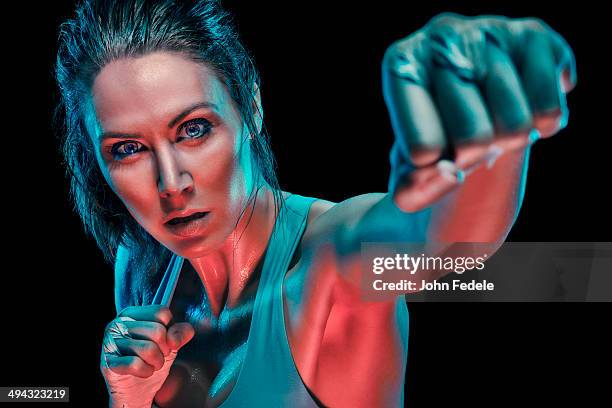 caucasian boxer in fighting stance - boxe femme photos et images de collection