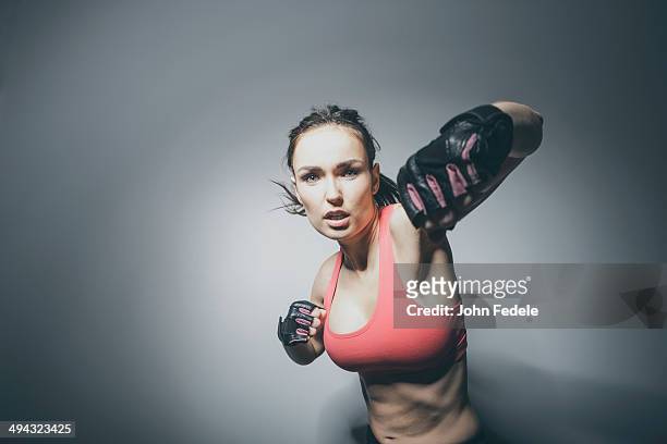 portrait of caucasian woman in fighting stance - combat sport fotografías e imágenes de stock