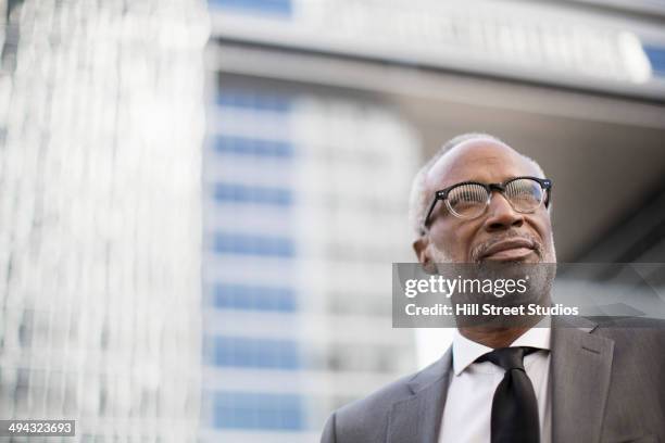 black businessman walking on city street - black suit 個照片及圖片檔