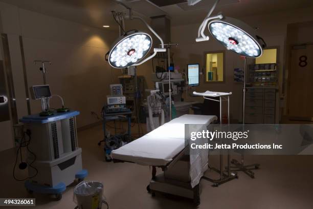 empty operating room in hospital - operationstisch stock-fotos und bilder