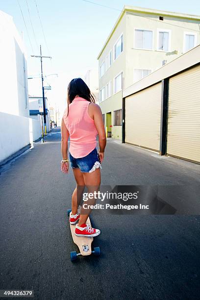 woman riding longboard on city street - longboard skating 個照片及圖片檔