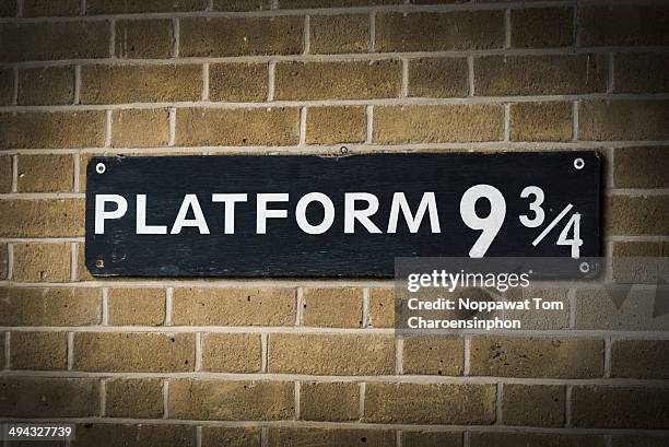 platform 9 3/4 train station - railroad station platform stock pictures, royalty-free photos & images