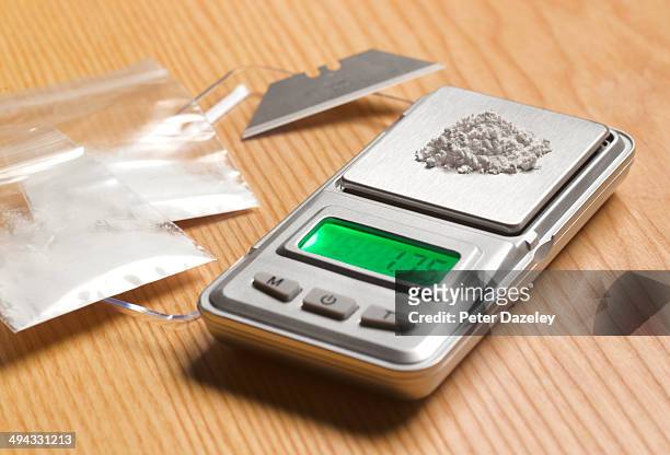 drug dealing paraphernalia - crack cocaine fotografías e imágenes de stock