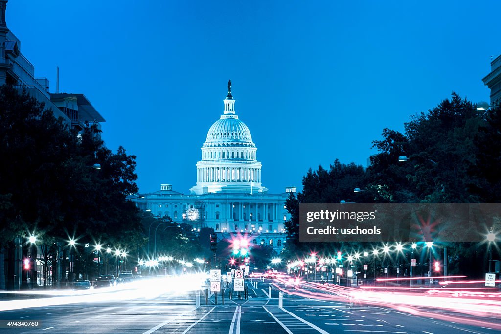 Gli Stati Uniti Capitol Building di notte con luce sentieri vista auto