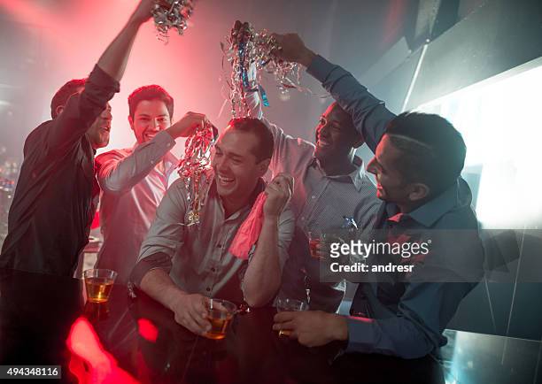 gruppo felice di uomini ad una festa di addio al celibato - festa di addio al celibato foto e immagini stock