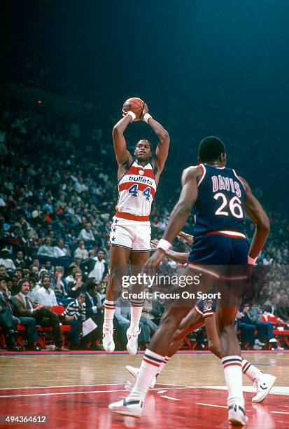 Rick Mahorn of the Washington Bullets shoots against the New York Knicks during an NBA basketball game circa 1982 at the Capital Centre in Landover,...