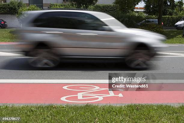 germany, hesse, car driving next to cycle track - 道端の草地 ストックフォトと画像