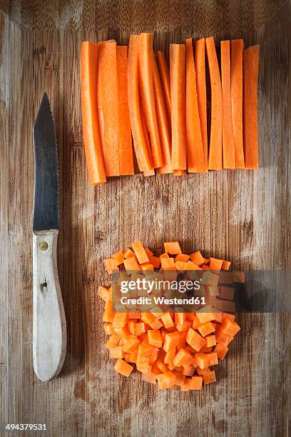 diced carrots and knife on chopping board - pared stockfoto's en -beelden