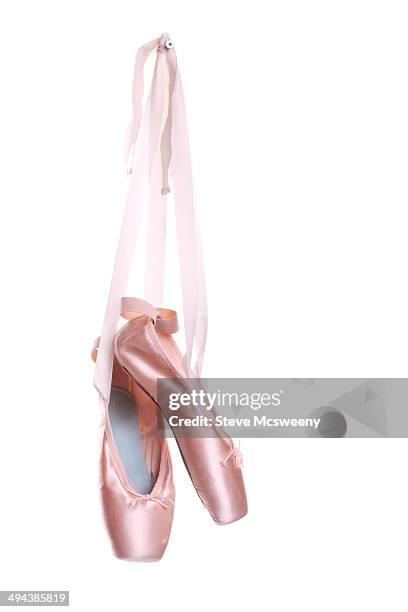 hung ballet shoes - ballettschuh stock-fotos und bilder