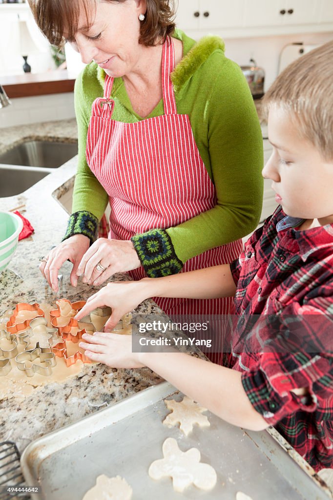 Mère aider garçon de cuisson des biscuits de Noël dans la cuisine de famille