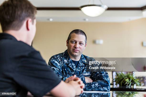 civilian teenager meeting with us navy recruiter - 平民百姓 個照片及圖片檔