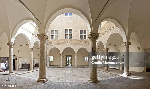 palazzo piccolomini, the courtyard - palazzo piccolomini photos et images de collection