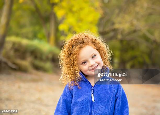 menina com cabelo encaracolado vermelho no outono na margem do rio - velo casaco imagens e fotografias de stock