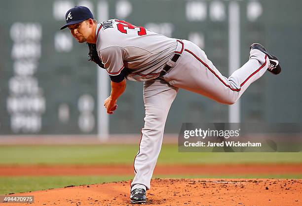 Mike Minor of the Atlanta Braves pitches against the Boston Red Sox during the game at Fenway Park on May 29, 2014 in Boston, Massachusetts.