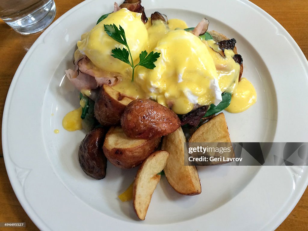 Eggs benedict and potatoes