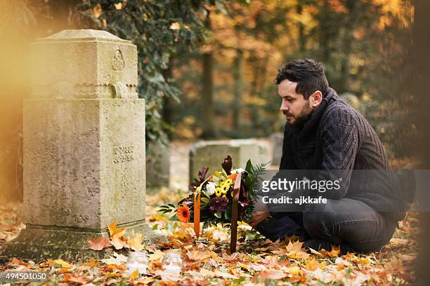 mann am friedhof - funeral grief flowers stock-fotos und bilder