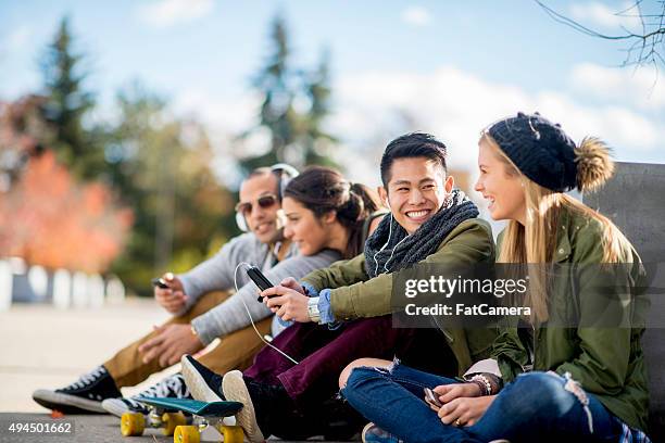 adolescentes hanging out in the city - daily life at a secondary school fotografías e imágenes de stock