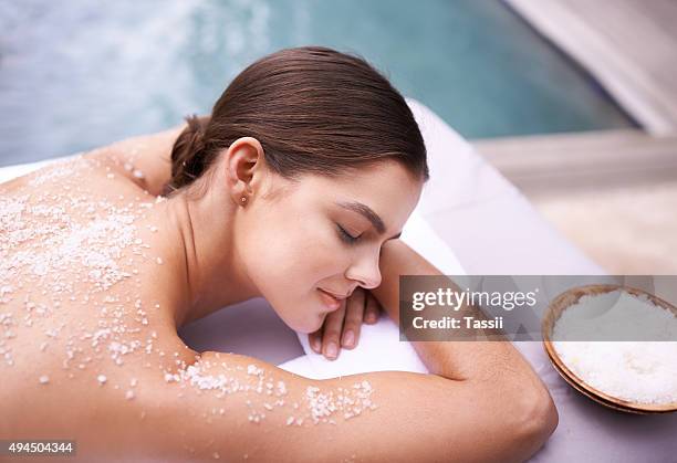 relaxe no sentido de renovar o corpo, fazer reviver o espírito - esfoliação imagens e fotografias de stock