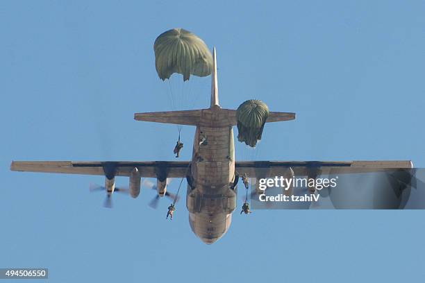 paratroopers jumping from c130 airplane - paratrooper stockfoto's en -beelden