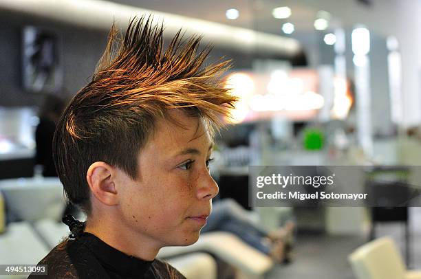 haircut - spitzhaarfrisur stock-fotos und bilder